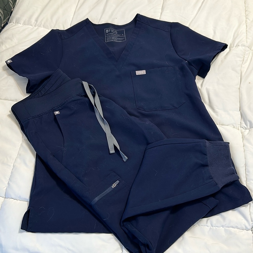 Figs scrub set. Navy Blue. Shirt size small and pants are medium joggers.